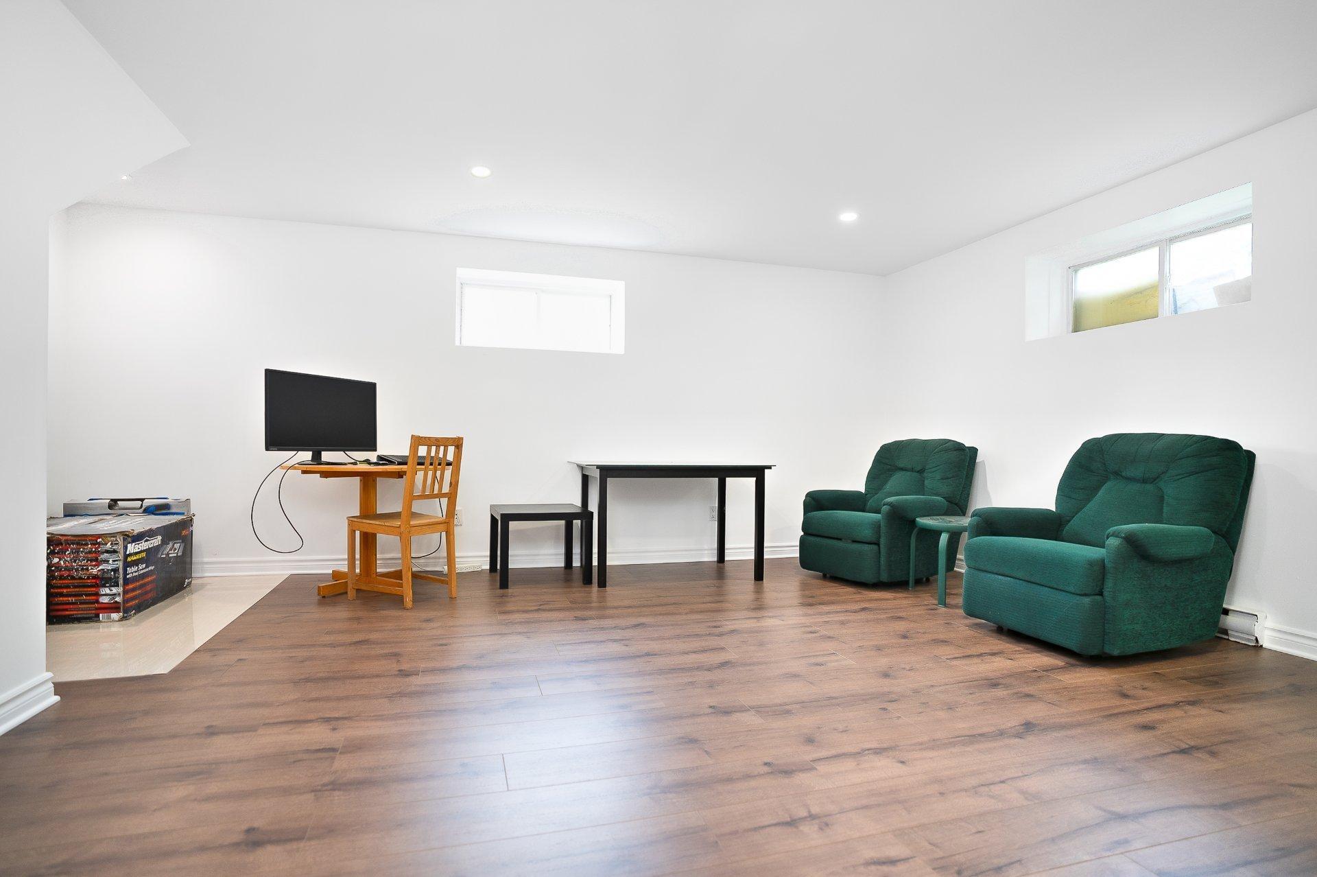 









9040


Boul. Marie-Victorin

,
Brossard,




QC
J4S1A3

