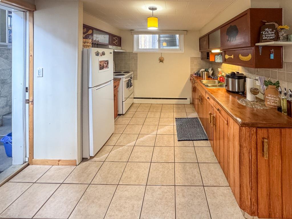 









2165


Warren

Avenue,
Kimberley,




BC
V1A 1S6

