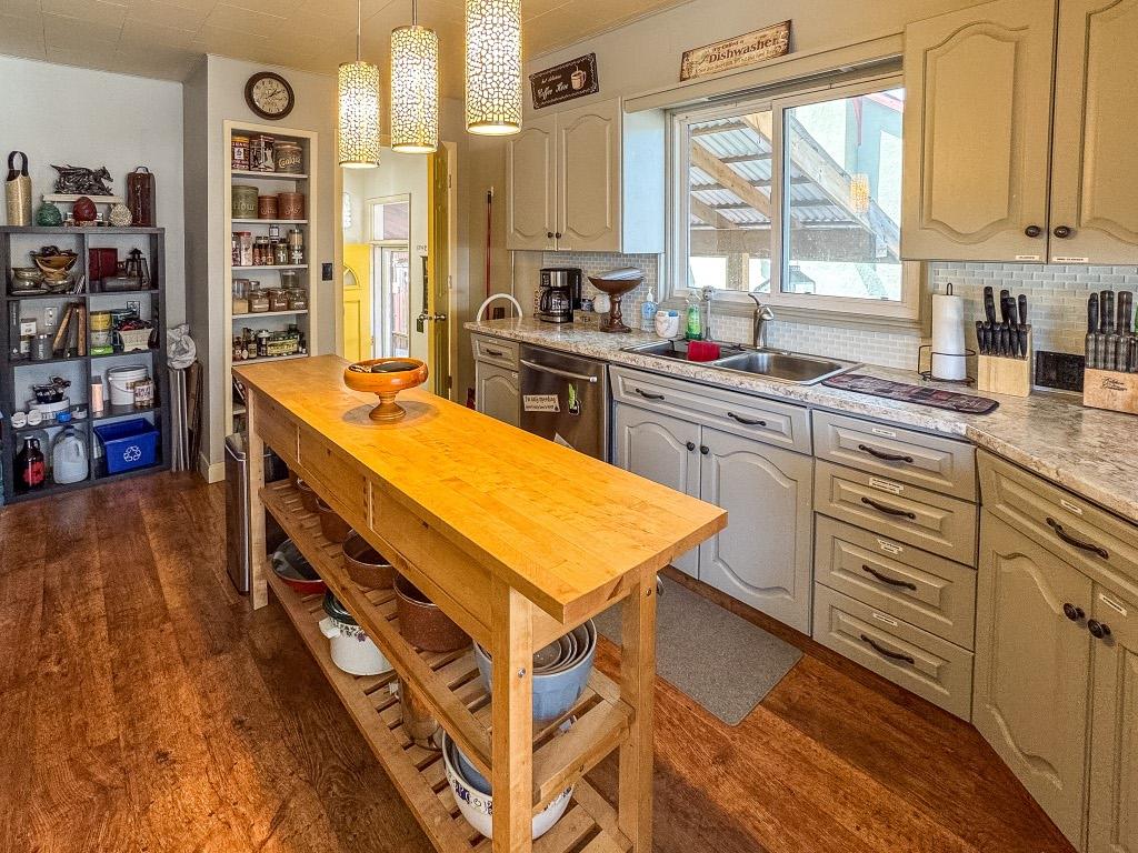 









2165


Warren

Avenue,
Kimberley,




BC
V1A 1S6


