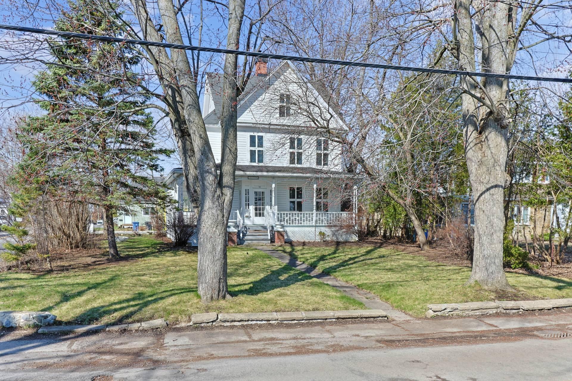 









331


Boul. D'Youville

,
Châteauguay,




QC
J6J4S4

