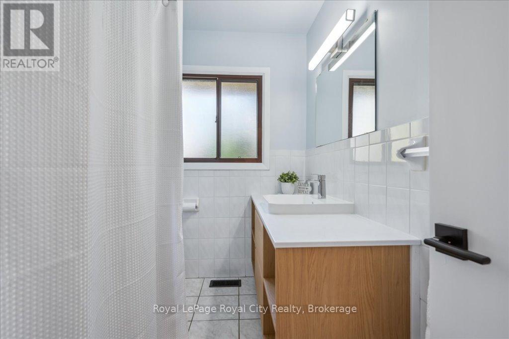 












320 VICTORIA ROAD N

,
Guelph (Riverside Park),




Ontario
N1E5J4

