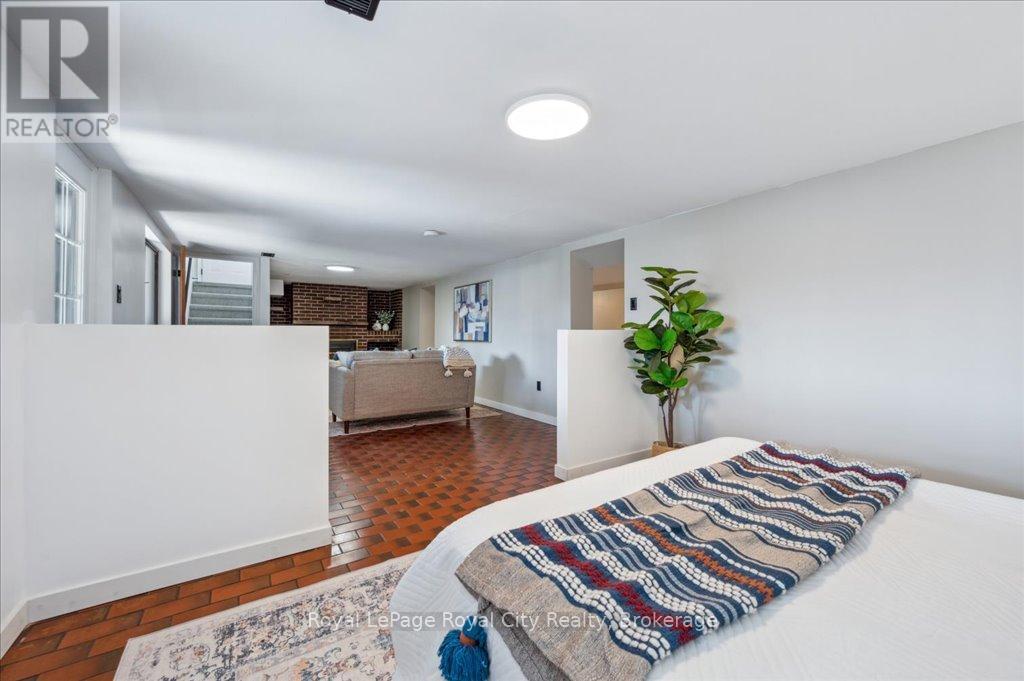












320 VICTORIA ROAD N

,
Guelph (Riverside Park),




Ontario
N1E5J4

