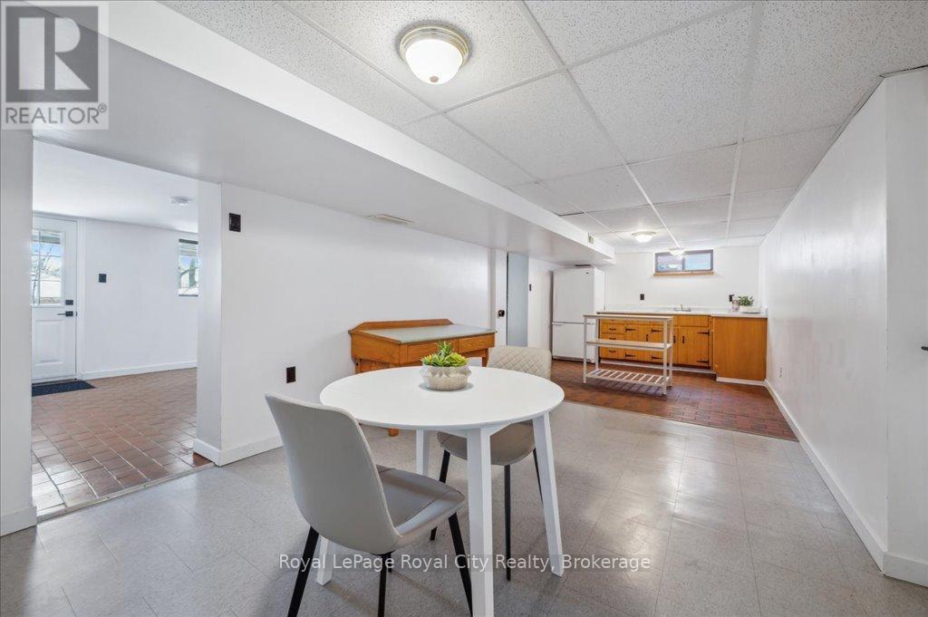 












320 VICTORIA ROAD N

,
Guelph (Riverside Park),




Ontario
N1E5J4


