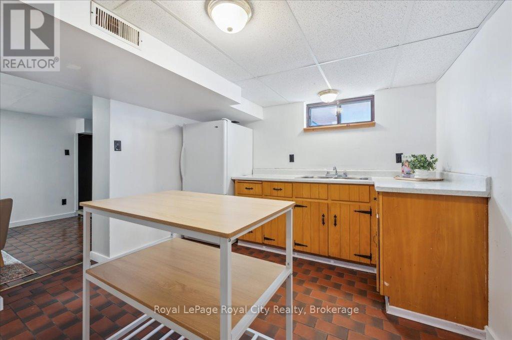 












320 VICTORIA ROAD N

,
Guelph (Riverside Park),




Ontario
N1E5J4

