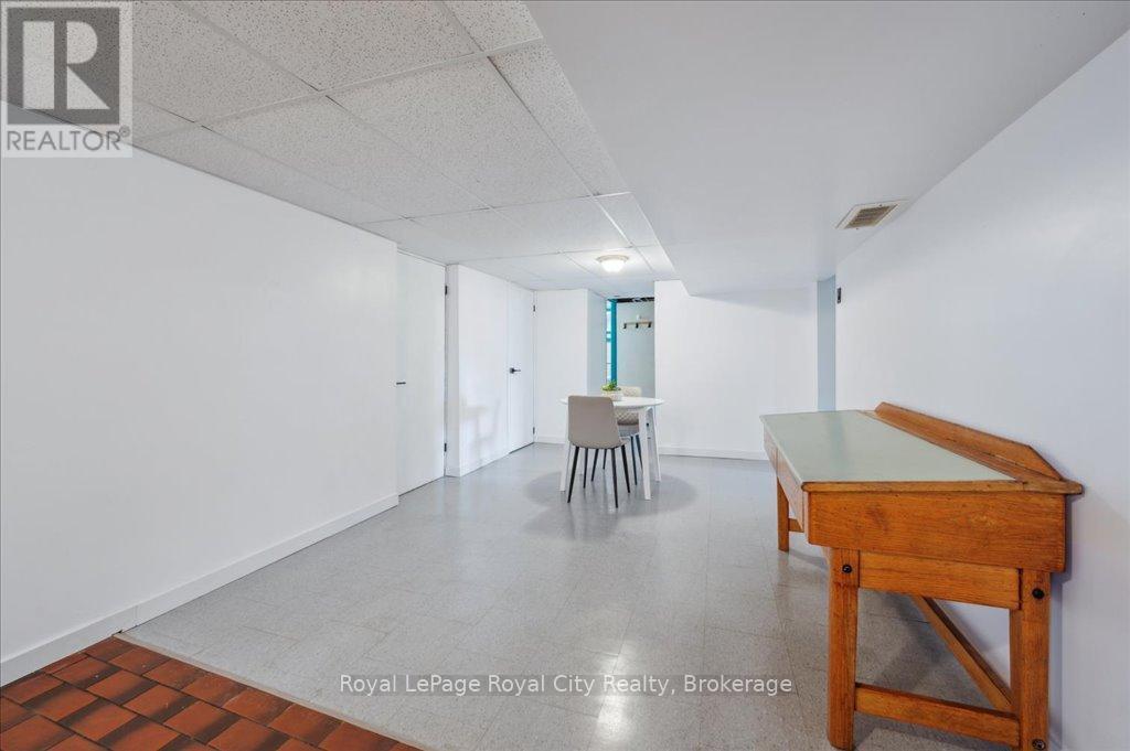 












320 VICTORIA ROAD N

,
Guelph (Riverside Park),




Ontario
N1E5J4

