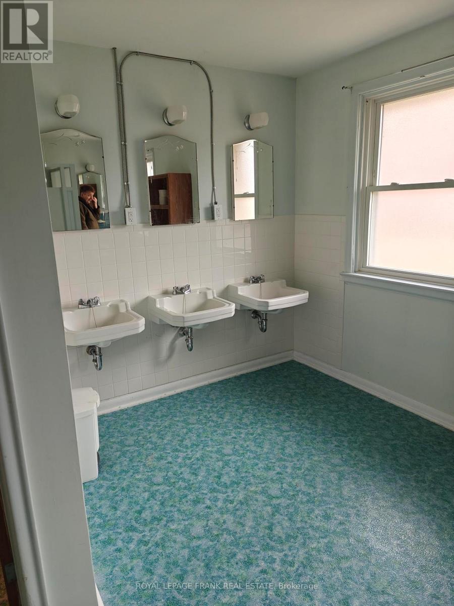 












ROOM #6 - 374 CENTRAL PARK BOULEVARD S

,
Oshawa (Central),




Ontario
L1H5X2

