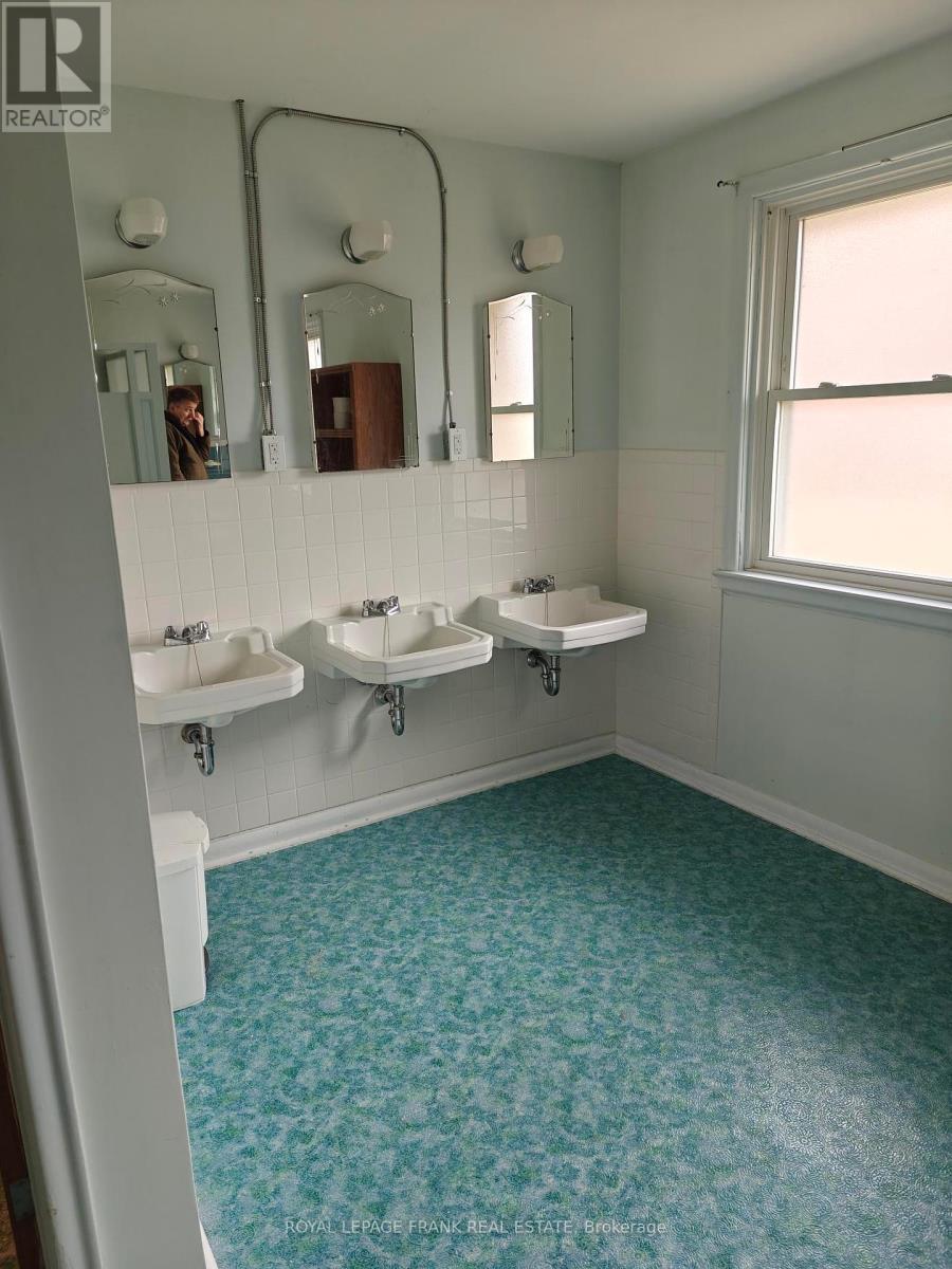 












ROOM #8 - 374 CENTRAL PARK BOULEVARD S

,
Oshawa (Central),




Ontario
L1H5X2

