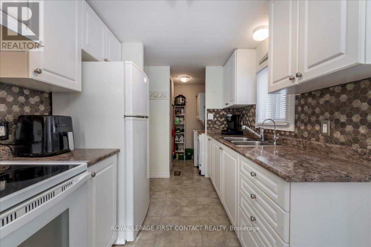 












18 HAWTHORNE DRIVE

,
Innisfil,




Ontario
L9S1P7

