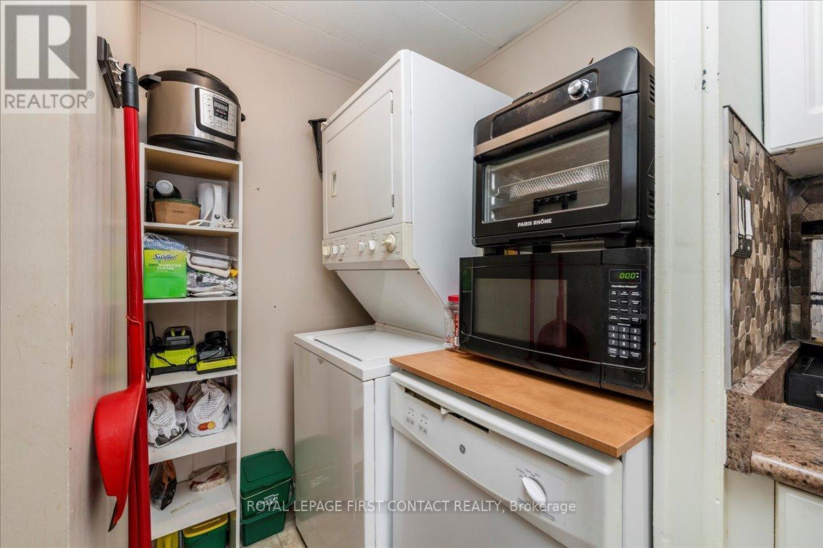 












18 HAWTHORNE DRIVE

,
Innisfil,




Ontario
L9S1P7

