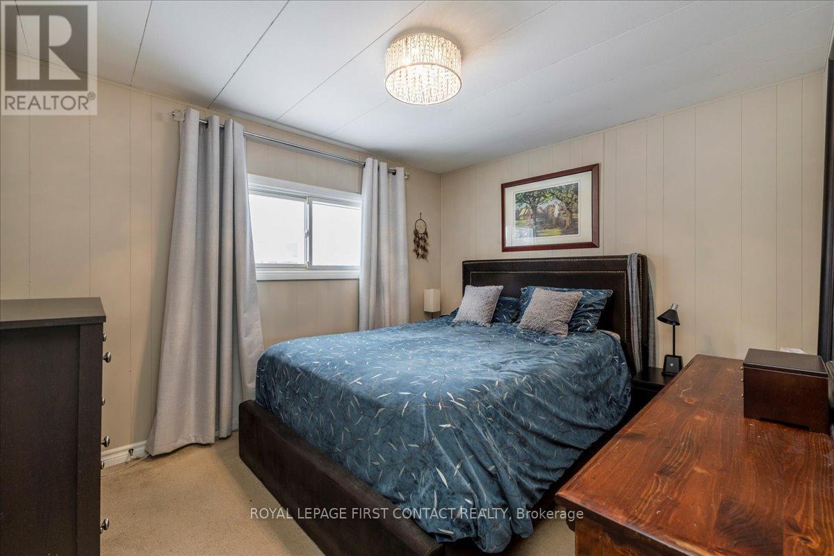 












18 HAWTHORNE DRIVE

,
Innisfil,




Ontario
L9S1P7

