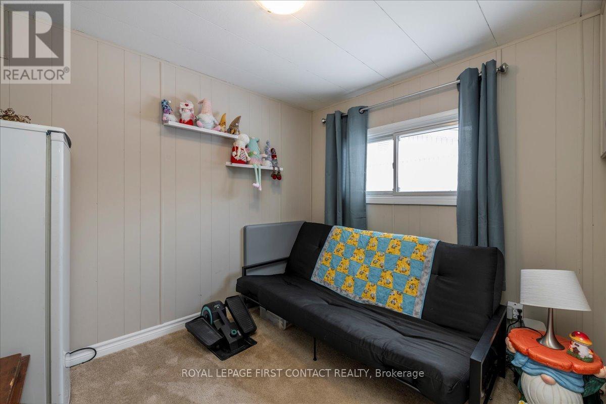 












18 HAWTHORNE DRIVE

,
Innisfil,




Ontario
L9S1P7

