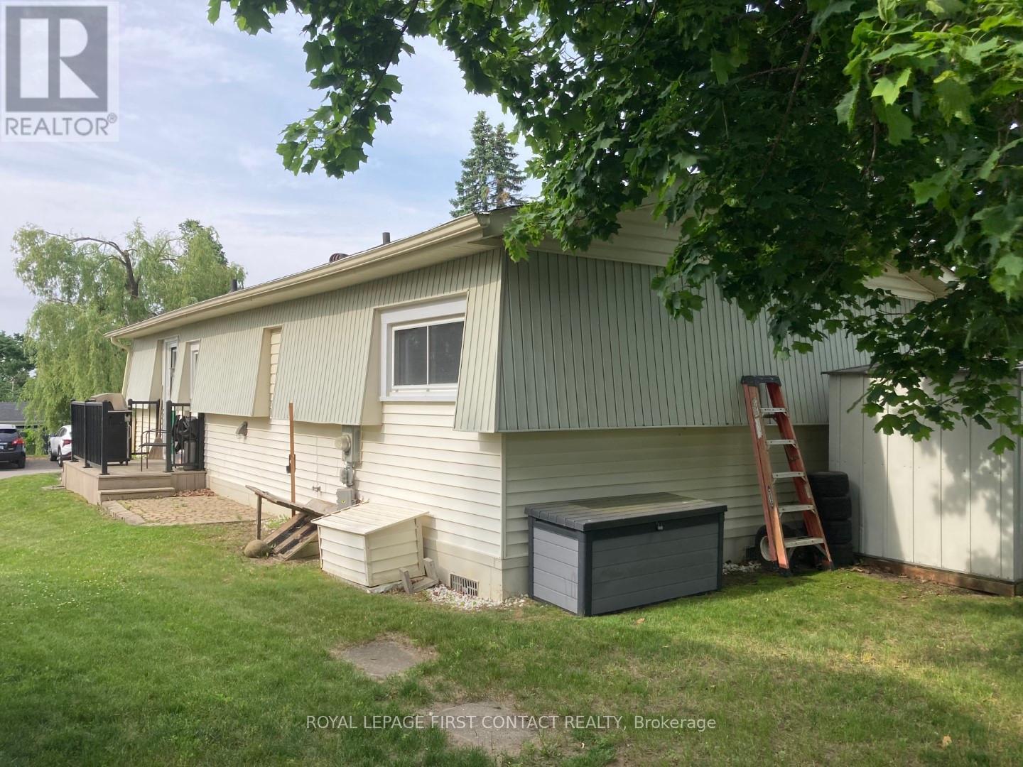 












18 HAWTHORNE DRIVE

,
Innisfil,




Ontario
L9S1P7

