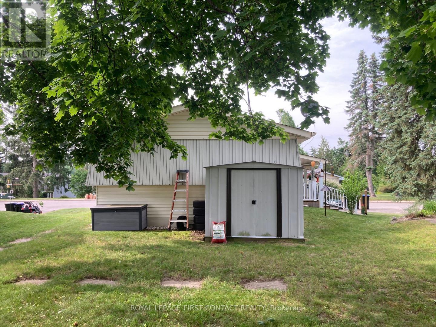 












18 HAWTHORNE DRIVE

,
Innisfil,




Ontario
L9S1P7

