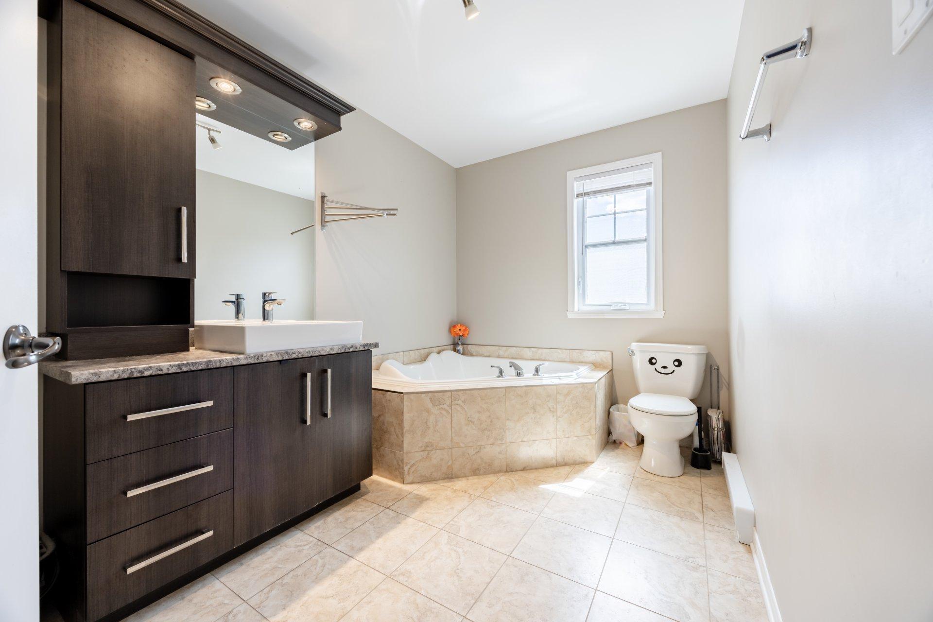 









101


Rue Hardisty

,
Châteauguay,




QC
J6J0B7

