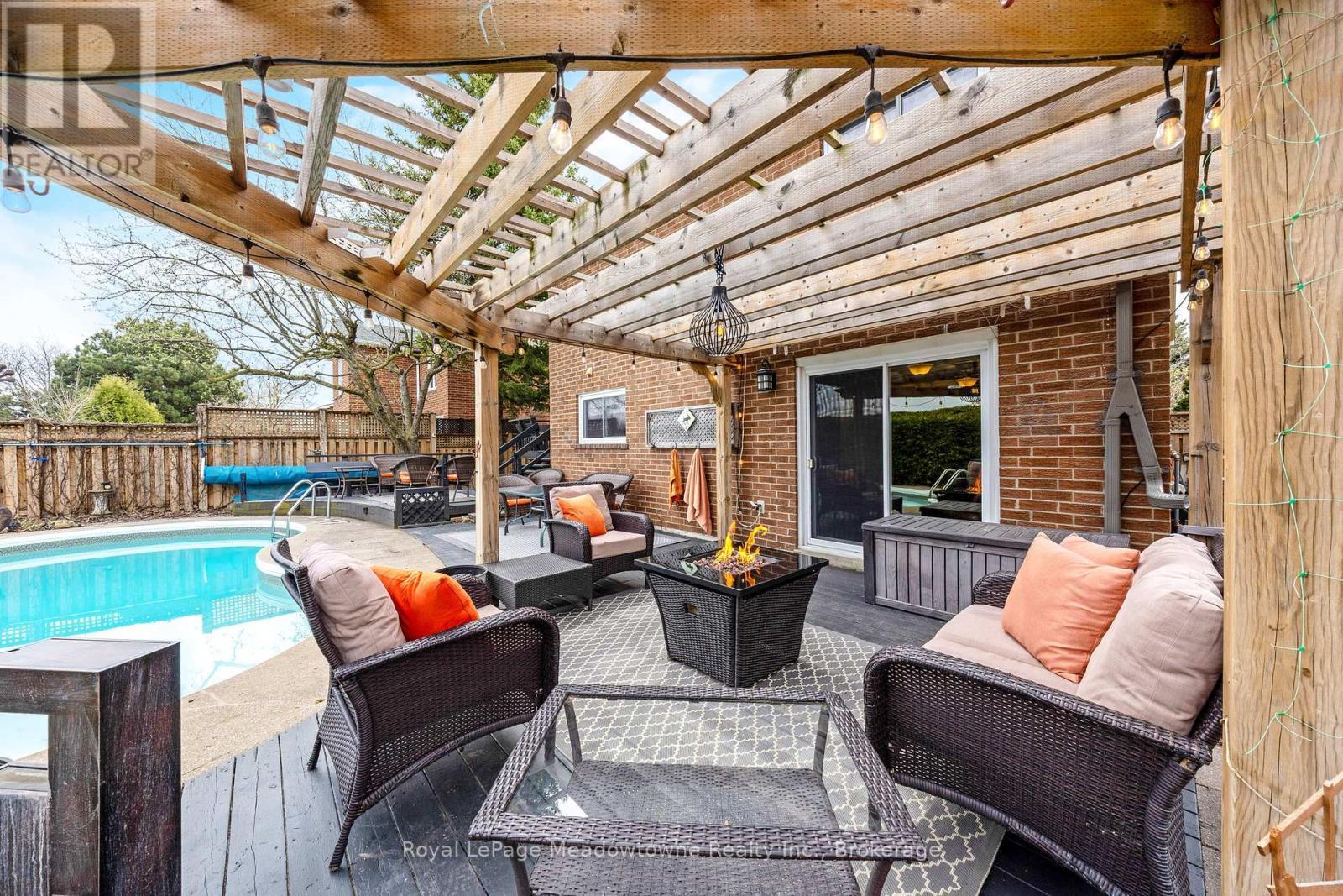 












738 ROBERTSON CRESCENT

,
Milton (TM Timberlea),




Ontario
L9T4W4

