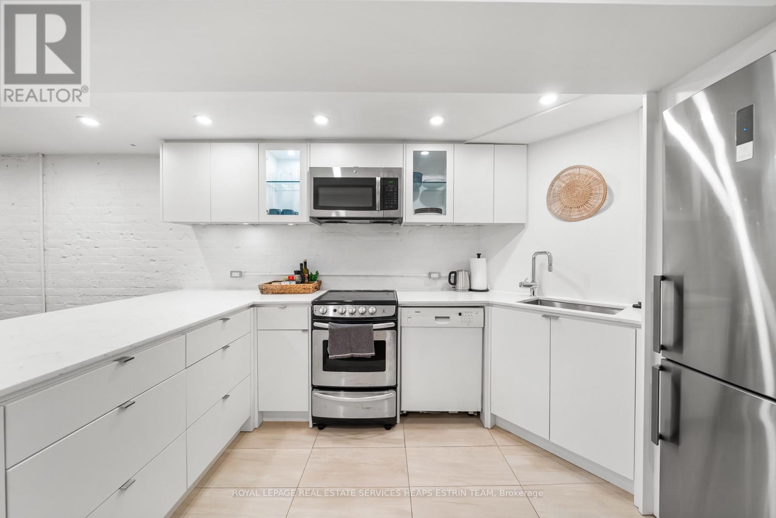 












LOWER - 392 MARKHAM STREET

,
Toronto,




Ontario
M6G2K9

