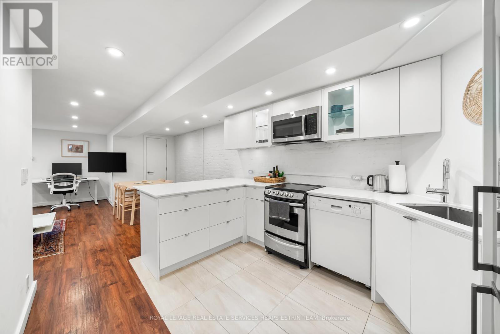 












LOWER - 392 MARKHAM STREET

,
Toronto,




Ontario
M6G2K9

