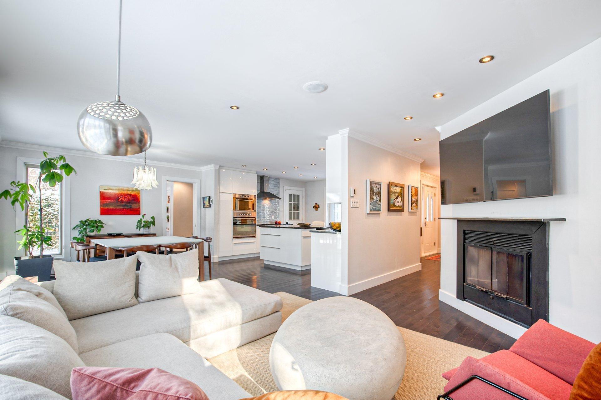 









11


Av. du Mont-St-Bruno

,
Sainte-Julie,




QC
J3E2Z8

