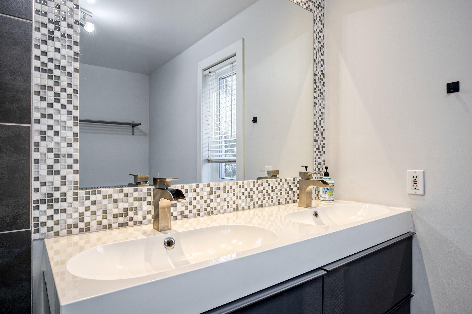 









11


Av. du Mont-St-Bruno

,
Sainte-Julie,




QC
J3E2Z8

