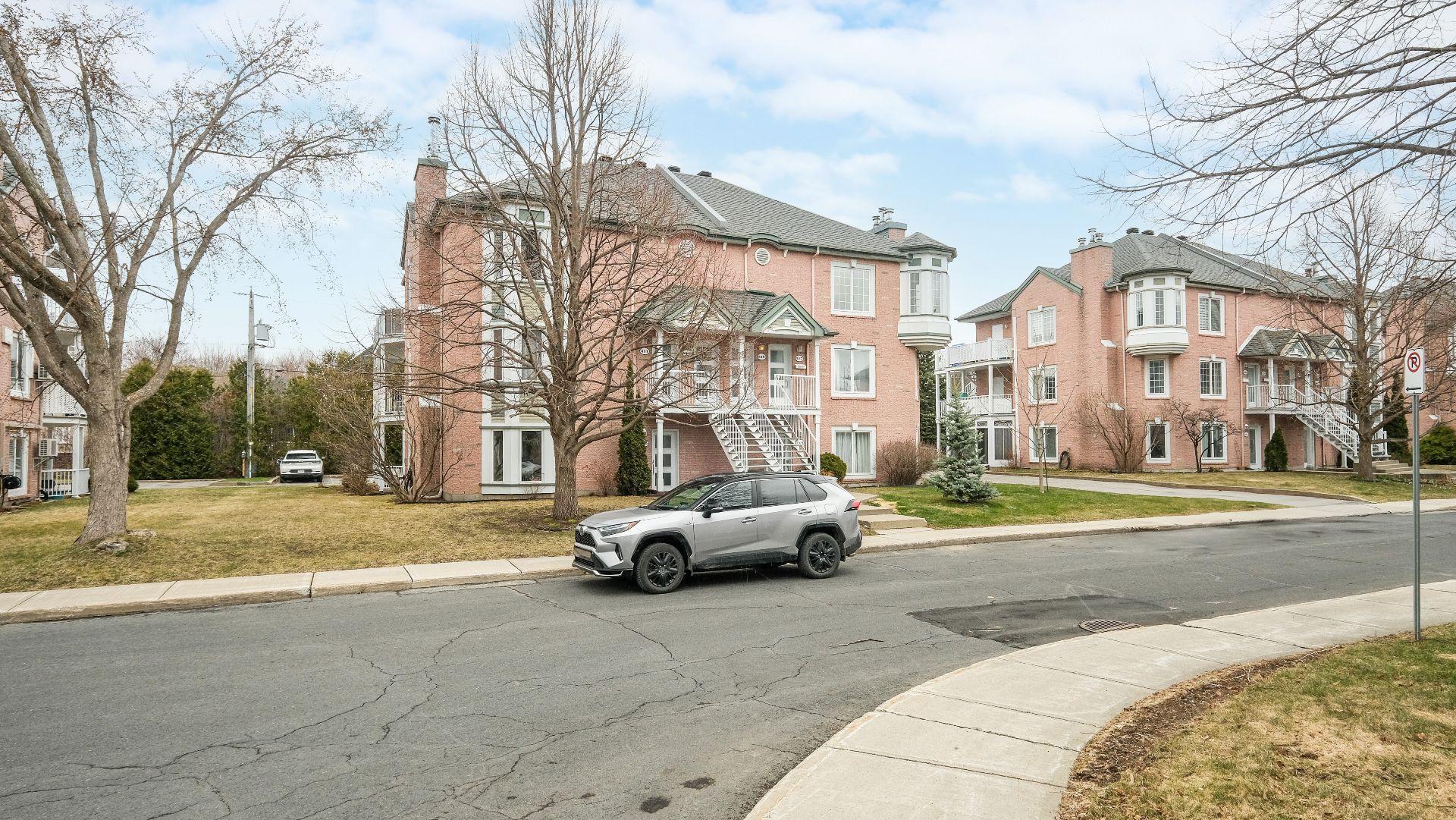 









319


Rue Damien-Benoît

,
Mont-Saint-Hilaire,




QC
J3H6B2

