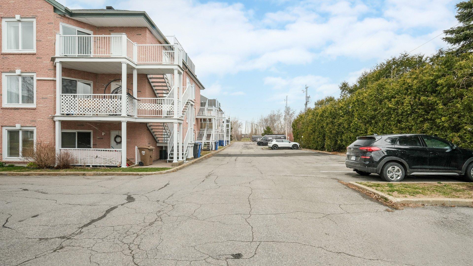 









319


Rue Damien-Benoît

,
Mont-Saint-Hilaire,




QC
J3H6B2

