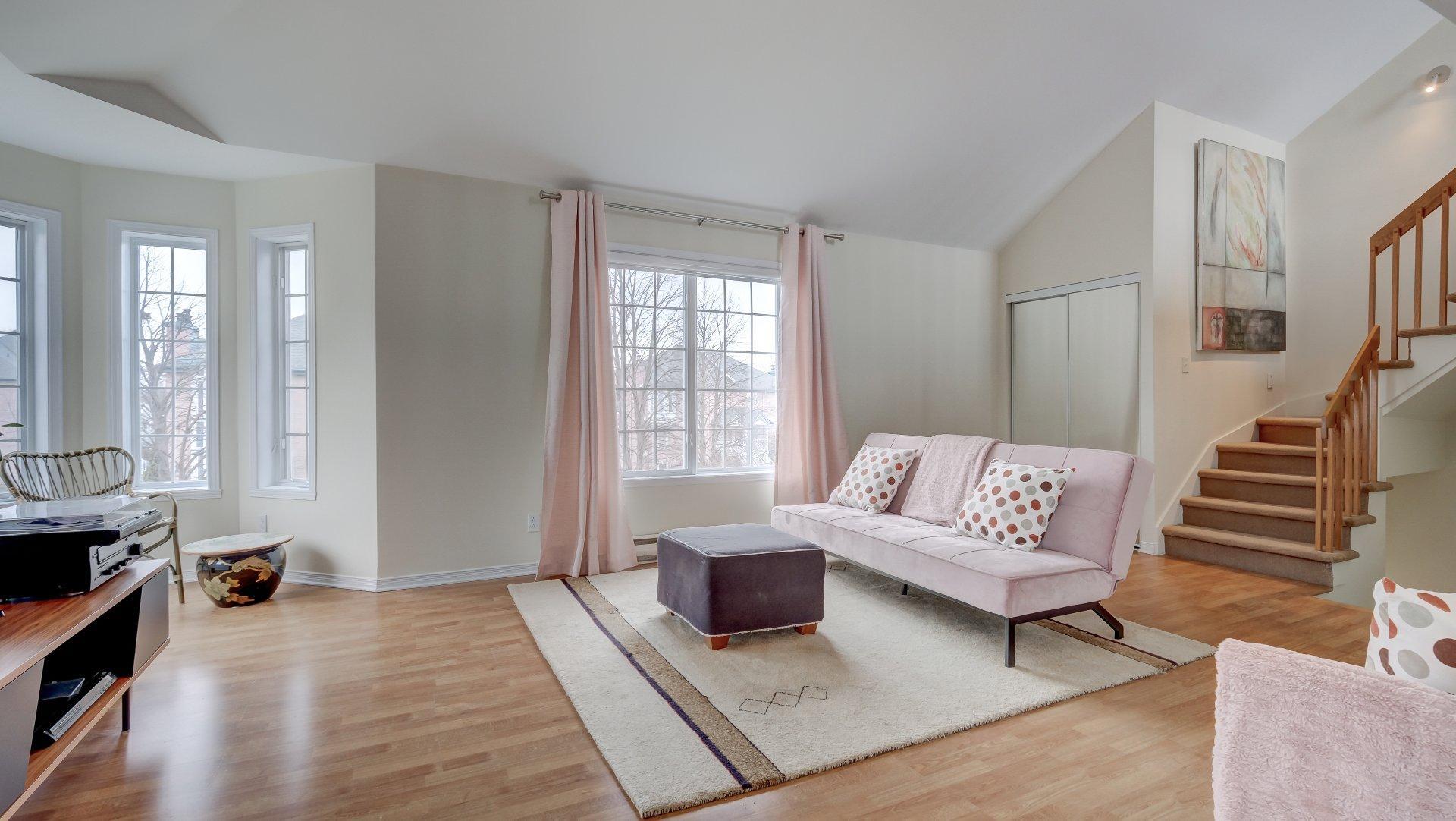 









319


Rue Damien-Benoît

,
Mont-Saint-Hilaire,




QC
J3H6B2

