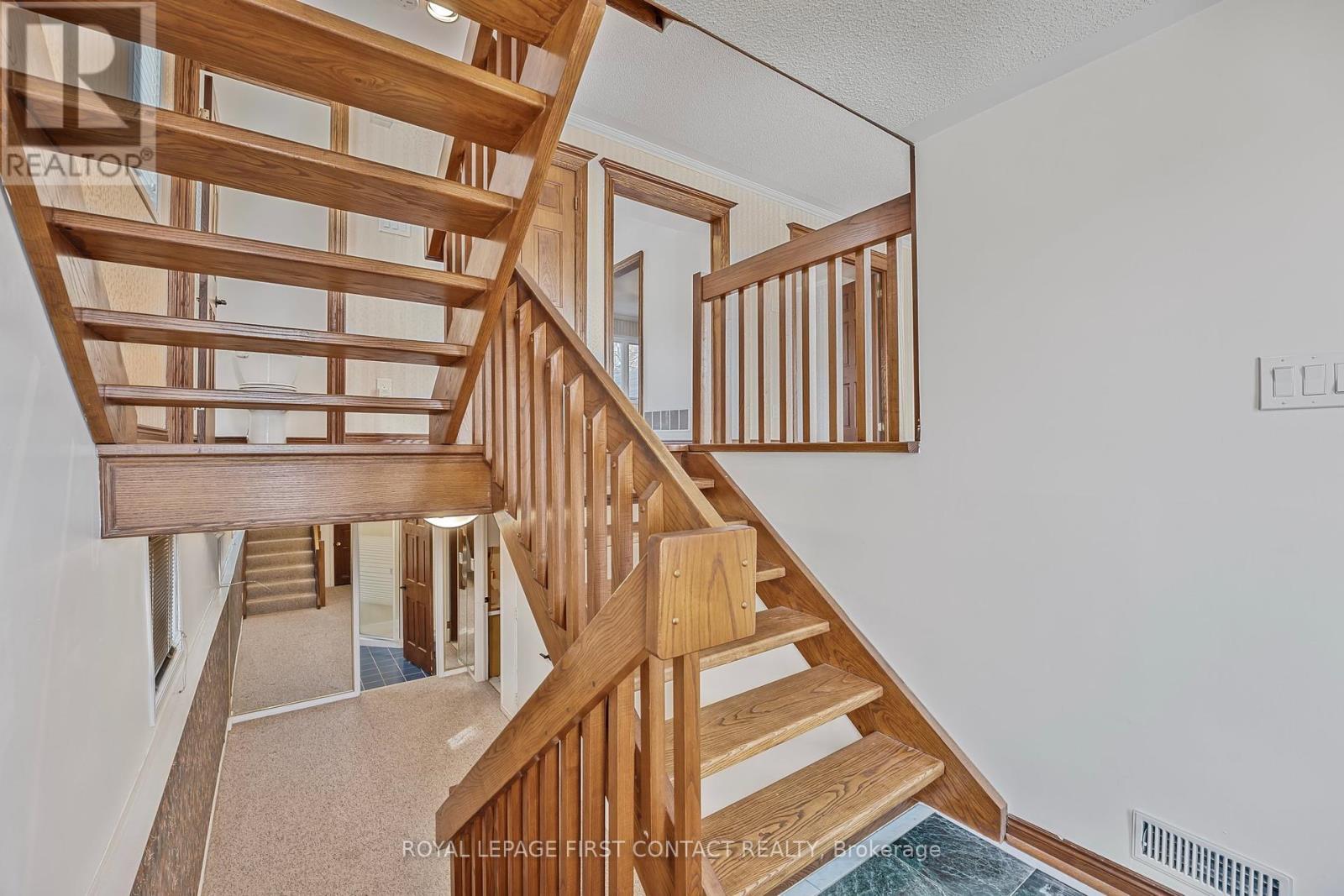 












36 KEMPENFELT DRIVE

,
Barrie,




Ontario
L4M1B9

