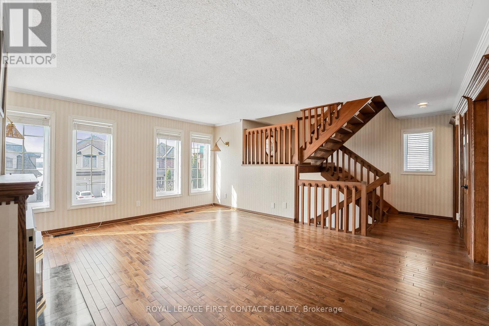 












36 KEMPENFELT DRIVE

,
Barrie,




Ontario
L4M1B9

