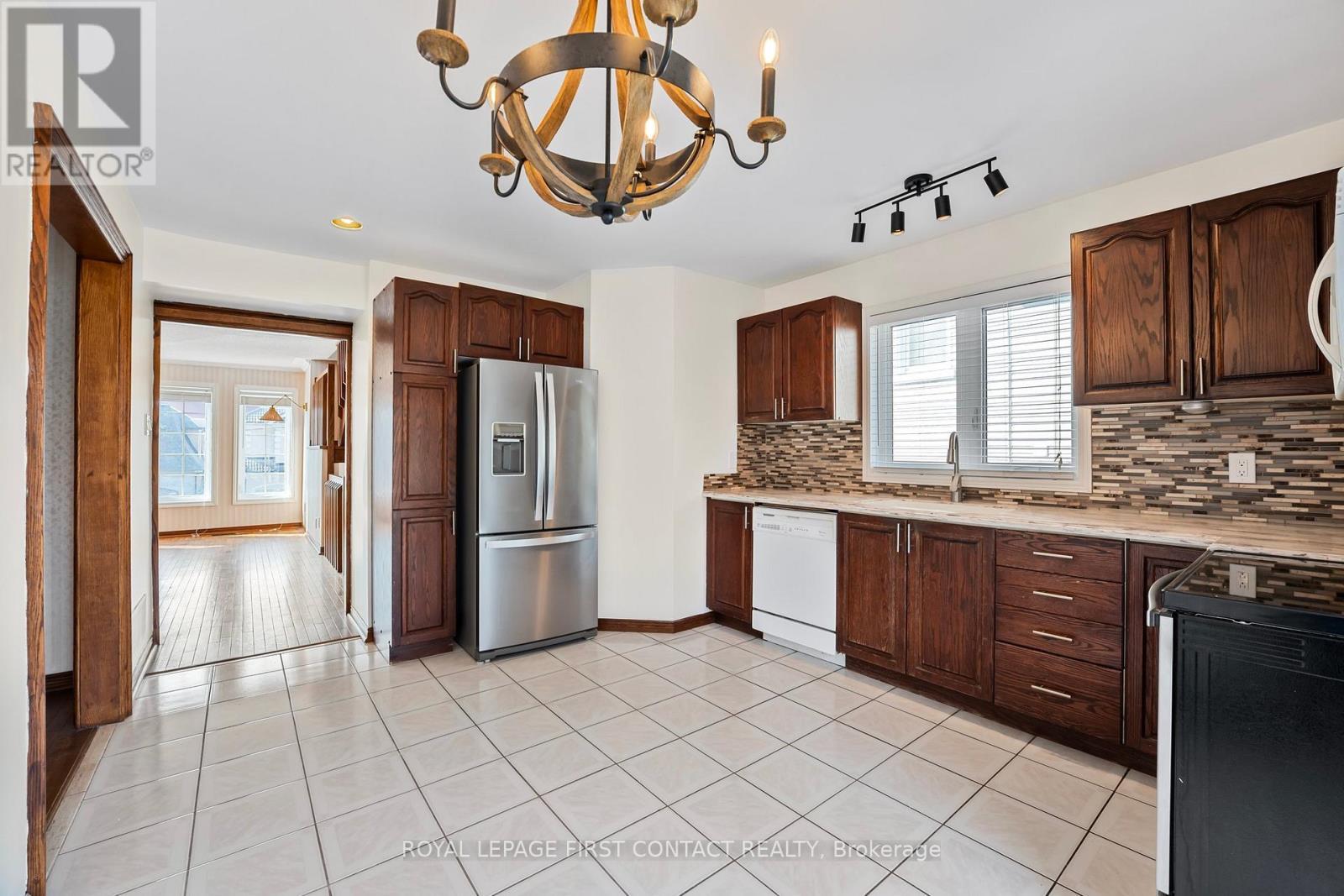 












36 KEMPENFELT DRIVE

,
Barrie,




Ontario
L4M1B9

