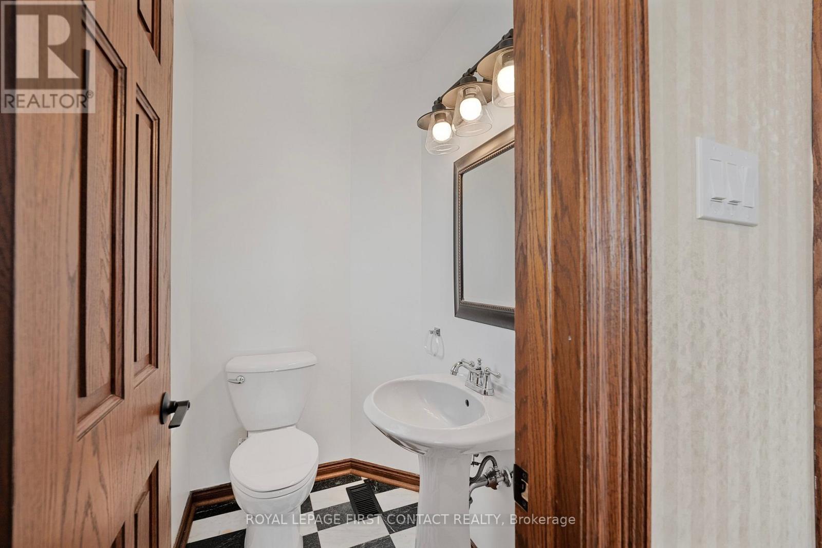 












36 KEMPENFELT DRIVE

,
Barrie,




Ontario
L4M1B9

