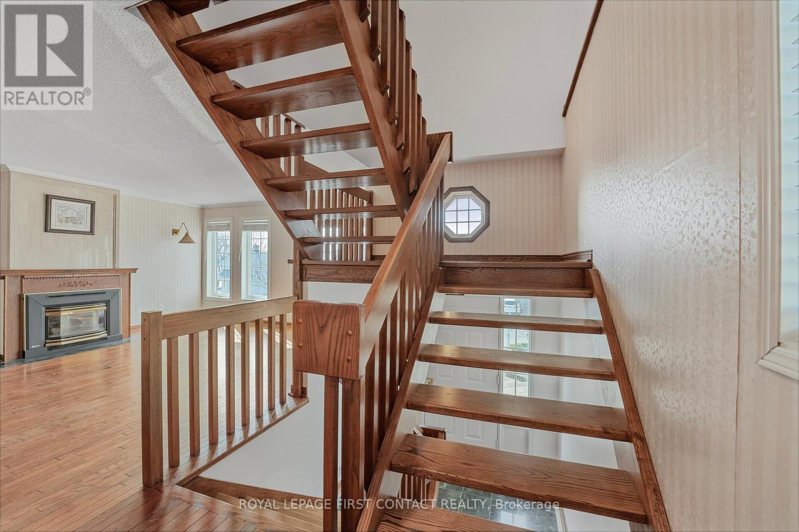 












36 KEMPENFELT DRIVE

,
Barrie,




Ontario
L4M1B9

