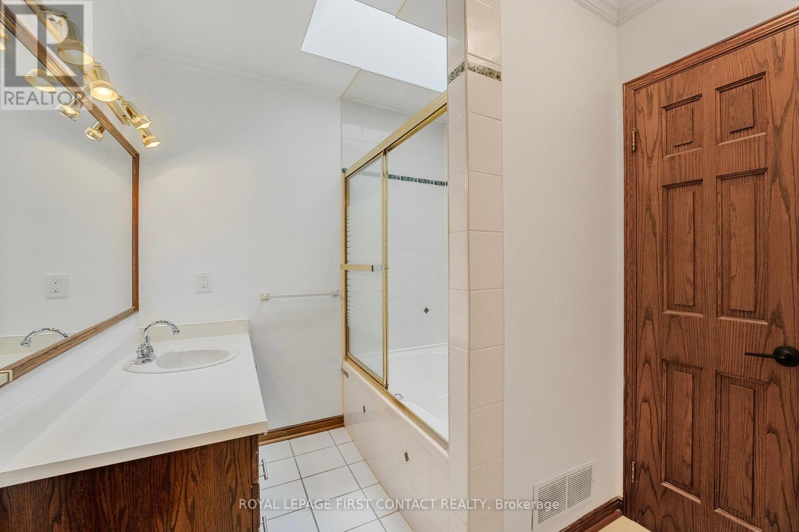 












36 KEMPENFELT DRIVE

,
Barrie,




Ontario
L4M1B9

