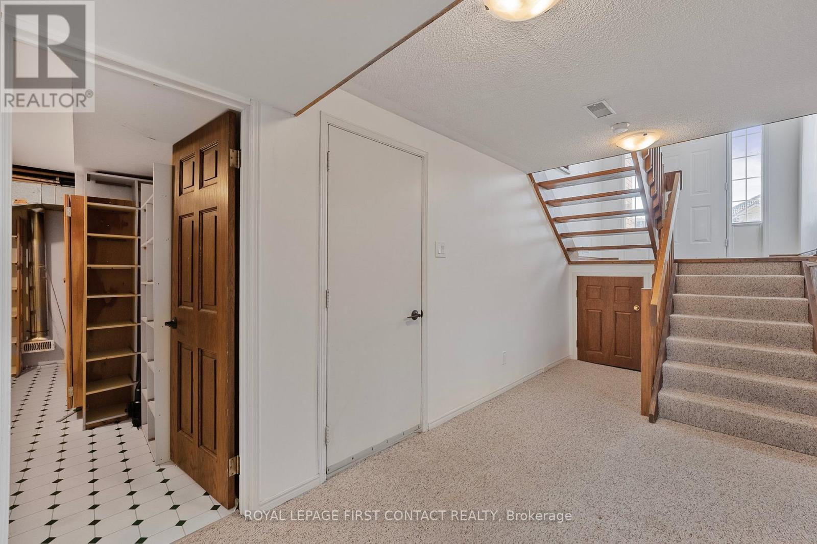 












36 KEMPENFELT DRIVE

,
Barrie,




Ontario
L4M1B9

