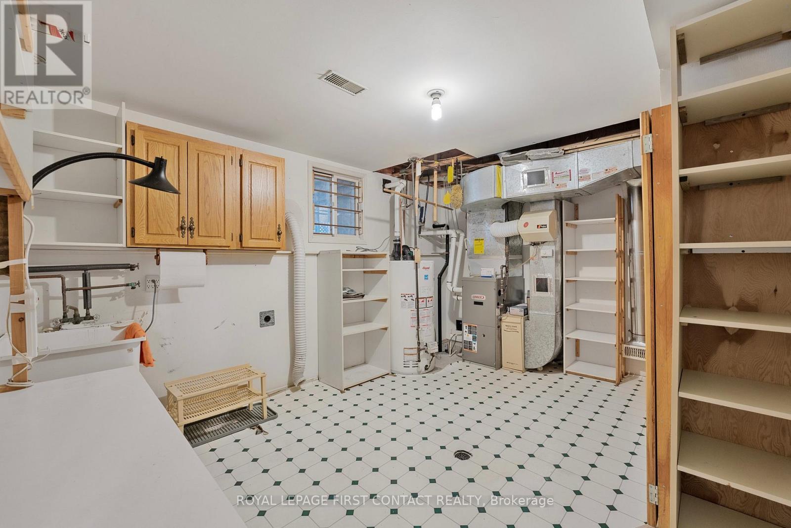 












36 KEMPENFELT DRIVE

,
Barrie,




Ontario
L4M1B9

