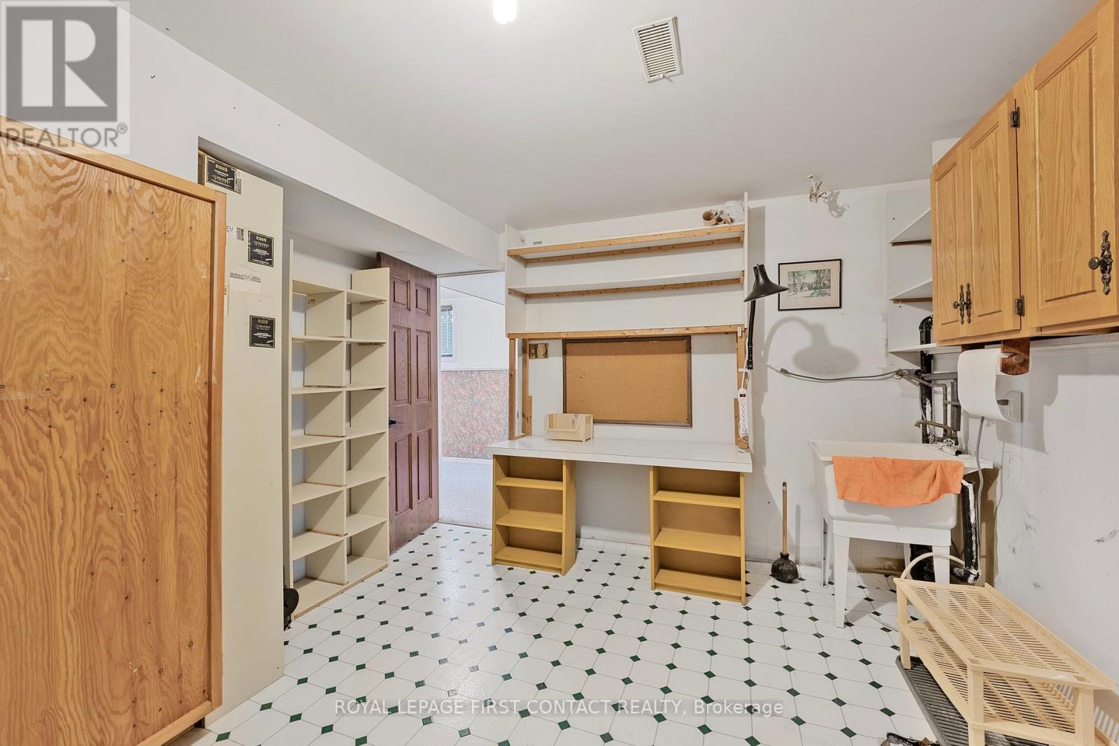












36 KEMPENFELT DRIVE

,
Barrie,




Ontario
L4M1B9


