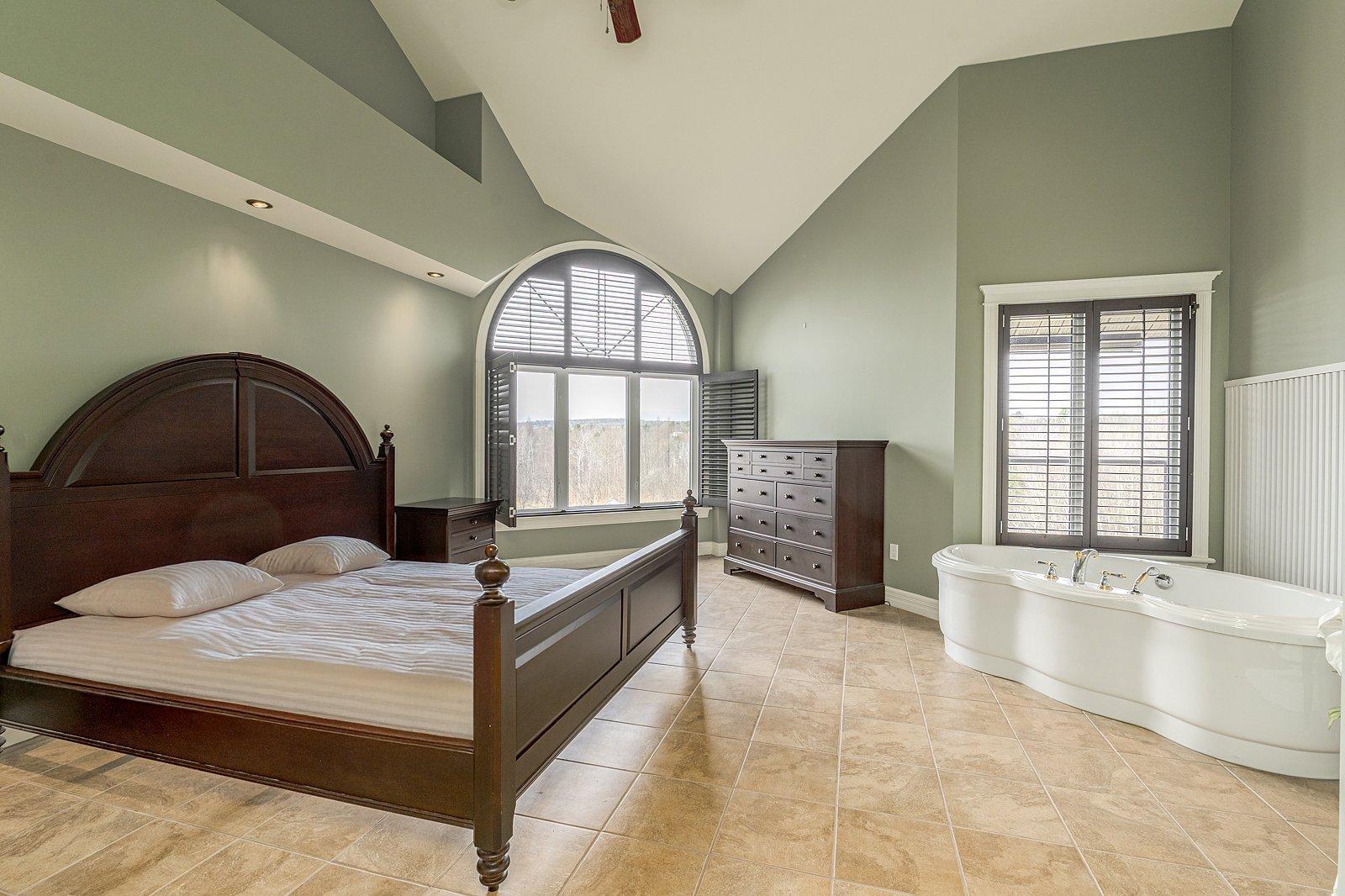 









2085


Place du Club-Memphré

, 410,
Magog,




QC
J1X7P4

