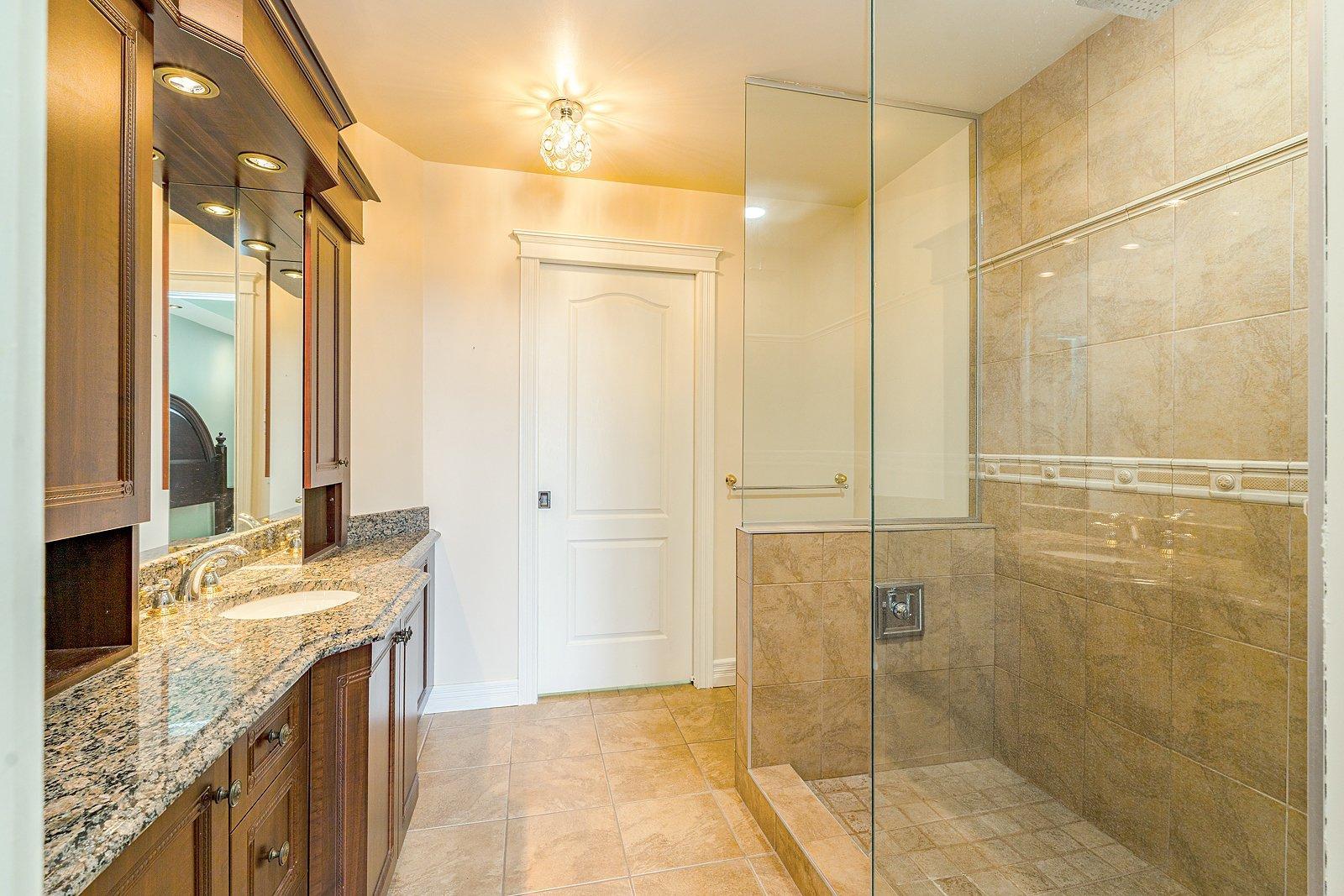 









2085


Place du Club-Memphré

, 410,
Magog,




QC
J1X7P4

