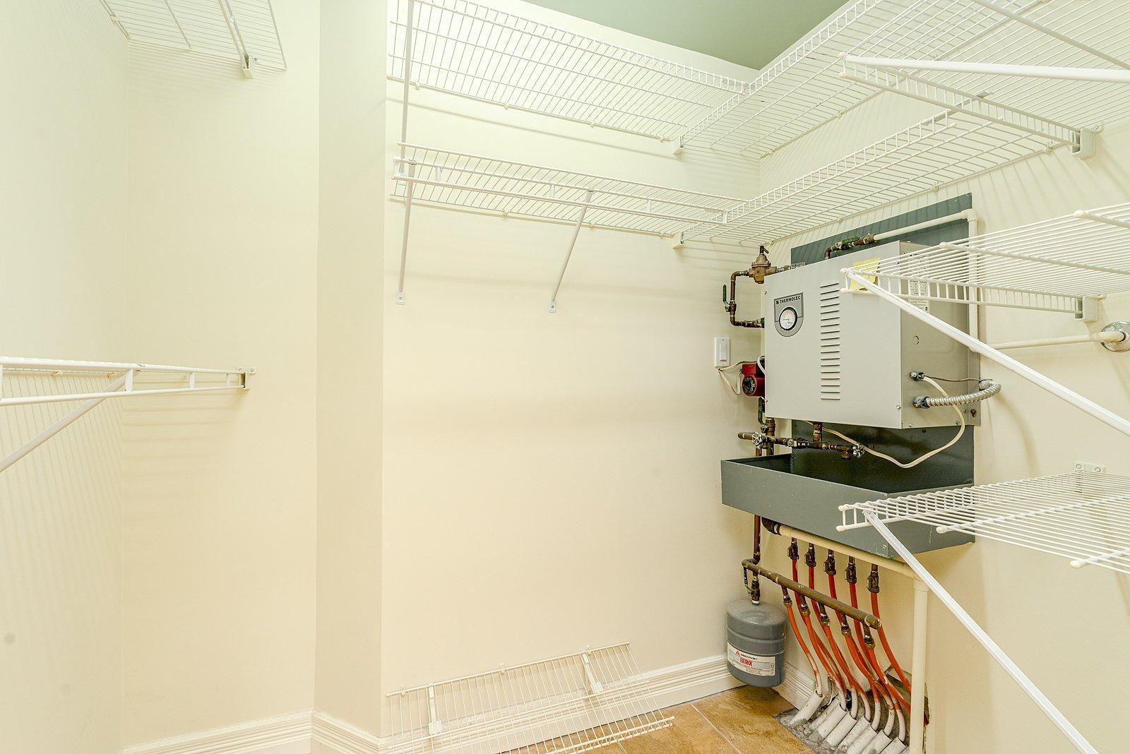 









2085


Place du Club-Memphré

, 410,
Magog,




QC
J1X7P4

