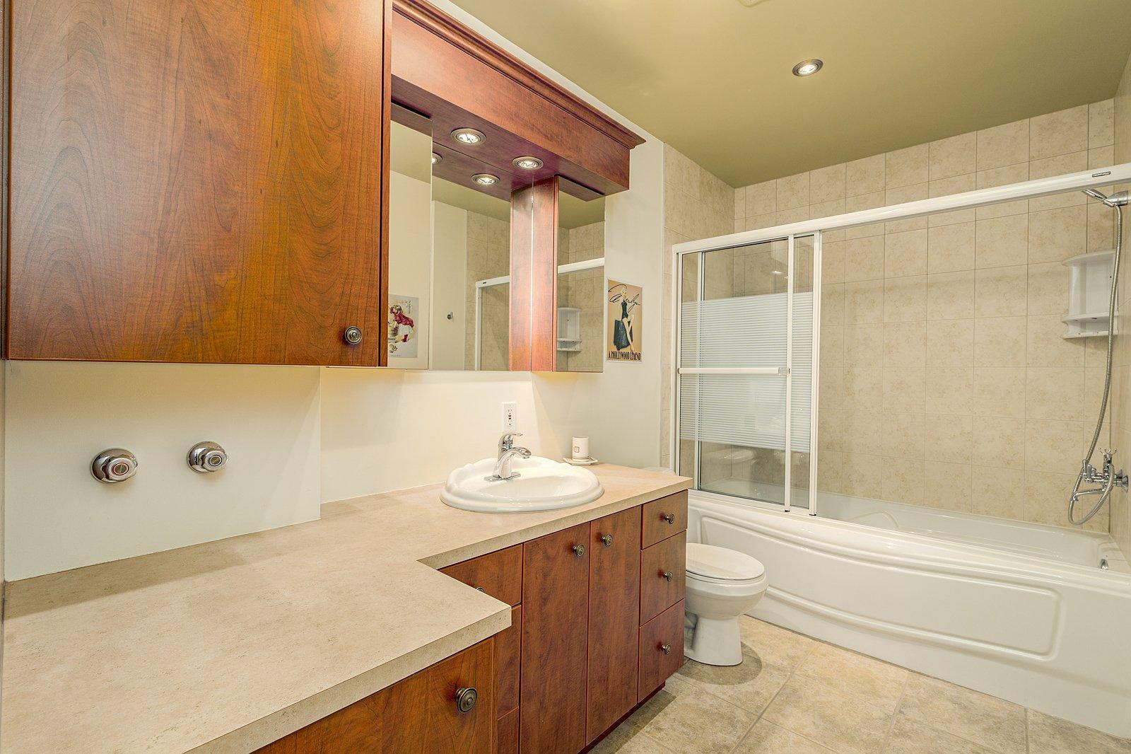 









2085


Place du Club-Memphré

, 410,
Magog,




QC
J1X7P4

