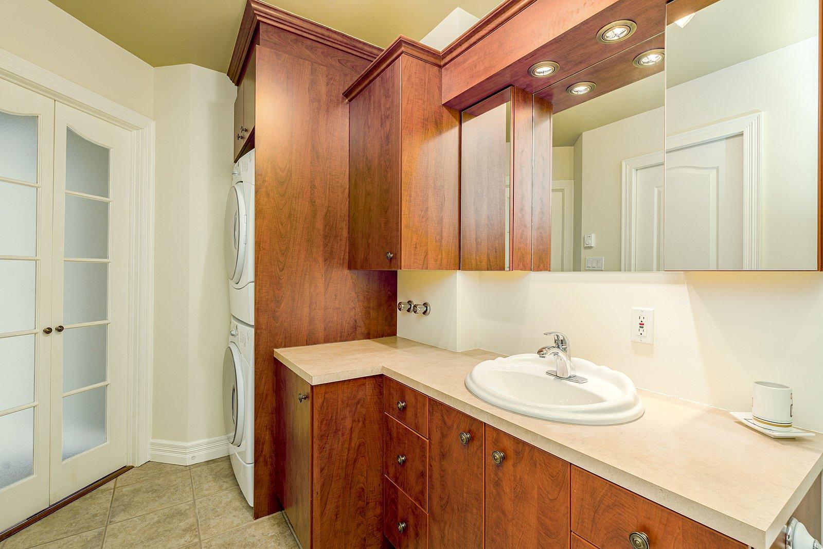 









2085


Place du Club-Memphré

, 410,
Magog,




QC
J1X7P4

