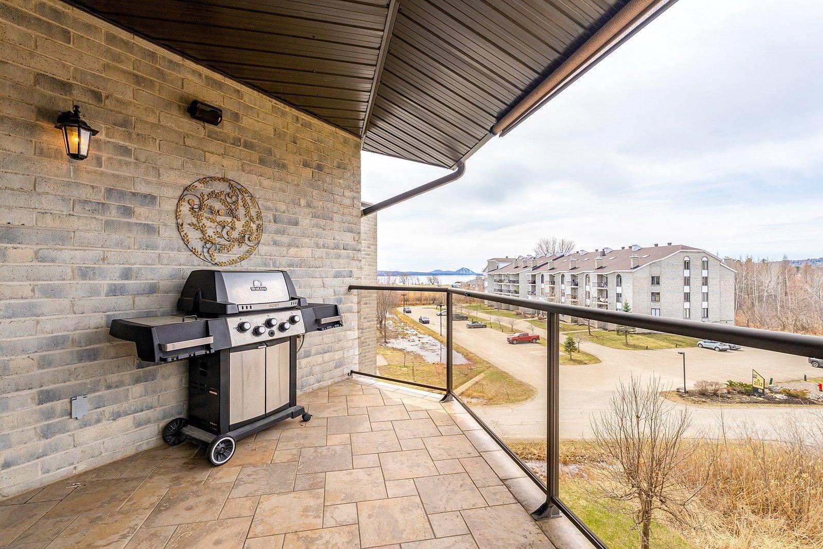 









2085


Place du Club-Memphré

, 410,
Magog,




QC
J1X7P4

