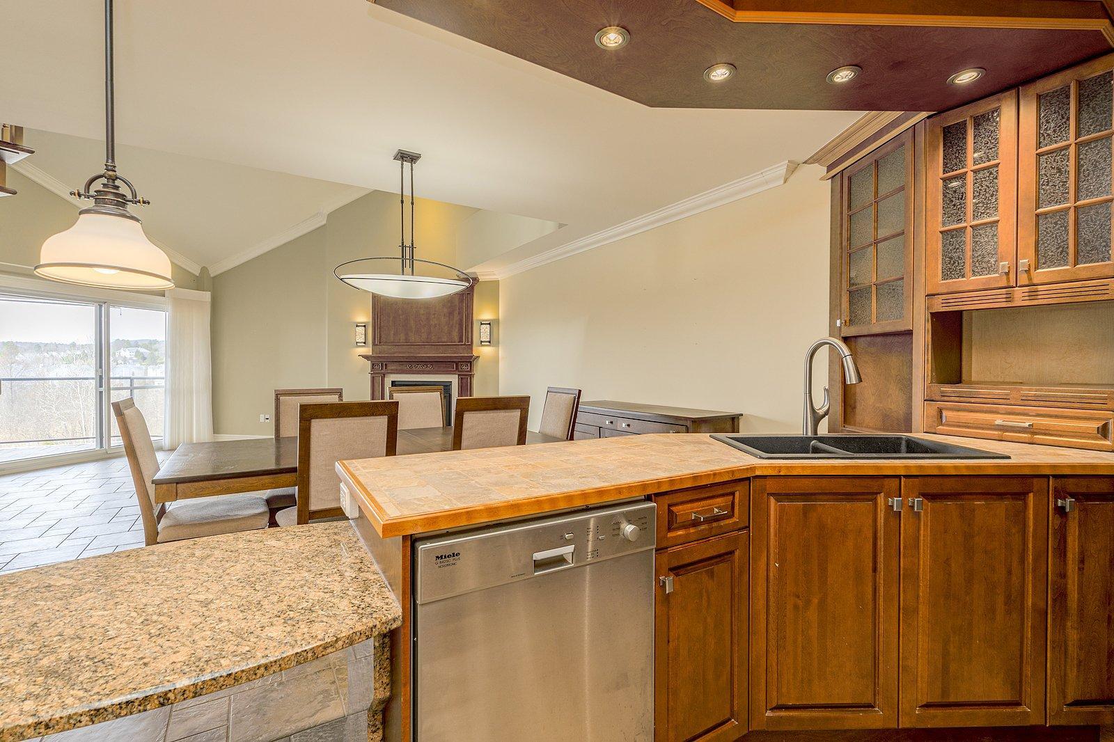 









2085


Place du Club-Memphré

, 410,
Magog,




QC
J1X7P4

