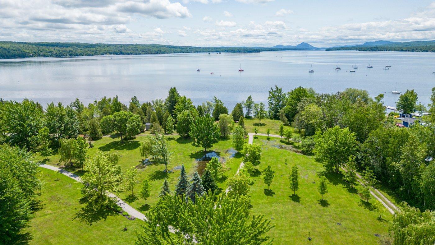 









2085


Place du Club-Memphré

, 410,
Magog,




QC
J1X7P4

