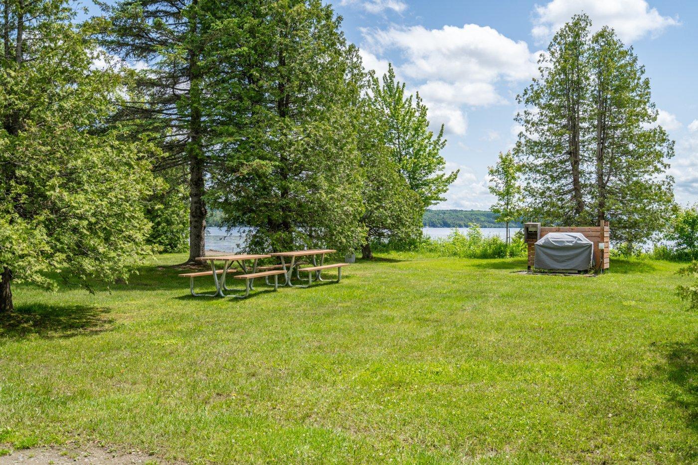 









2085


Place du Club-Memphré

, 410,
Magog,




QC
J1X7P4


