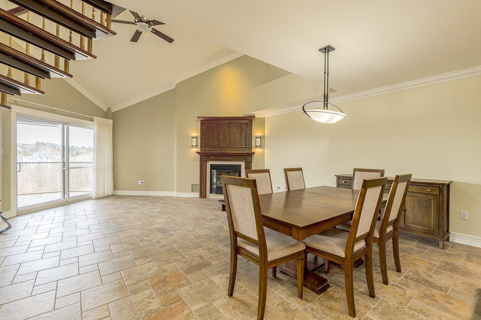 









2085


Place du Club-Memphré

, 410,
Magog,




QC
J1X7P4


