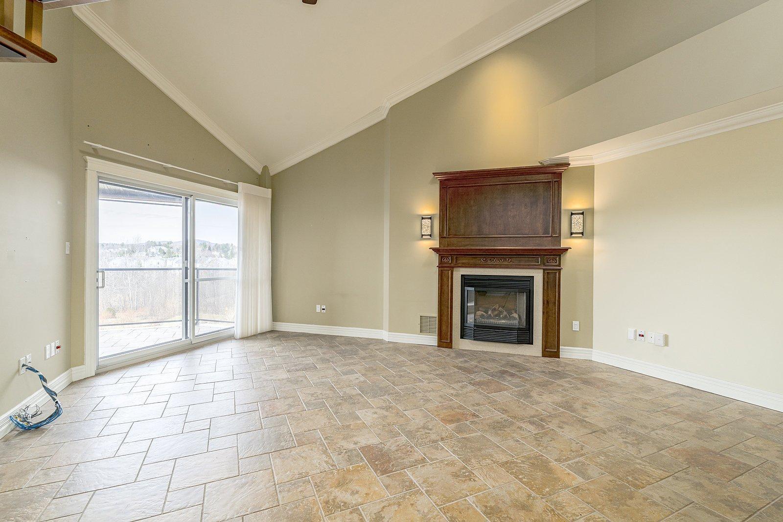 









2085


Place du Club-Memphré

, 410,
Magog,




QC
J1X7P4

