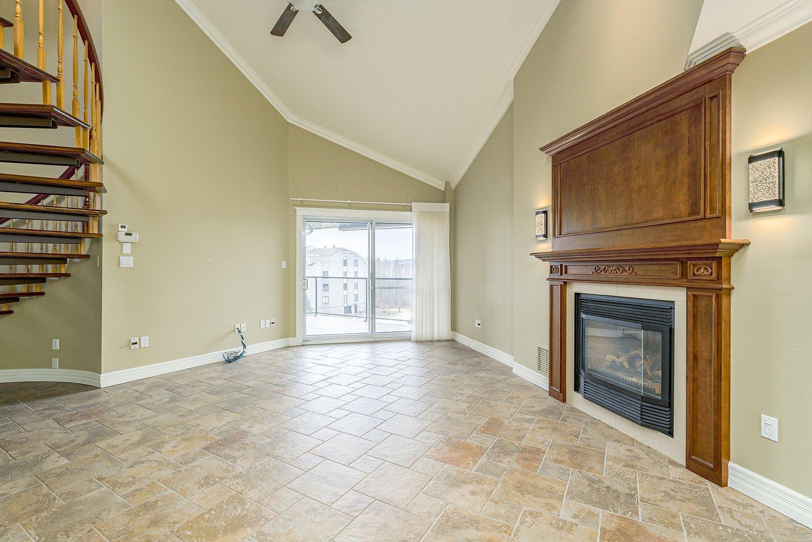 









2085


Place du Club-Memphré

, 410,
Magog,




QC
J1X7P4

