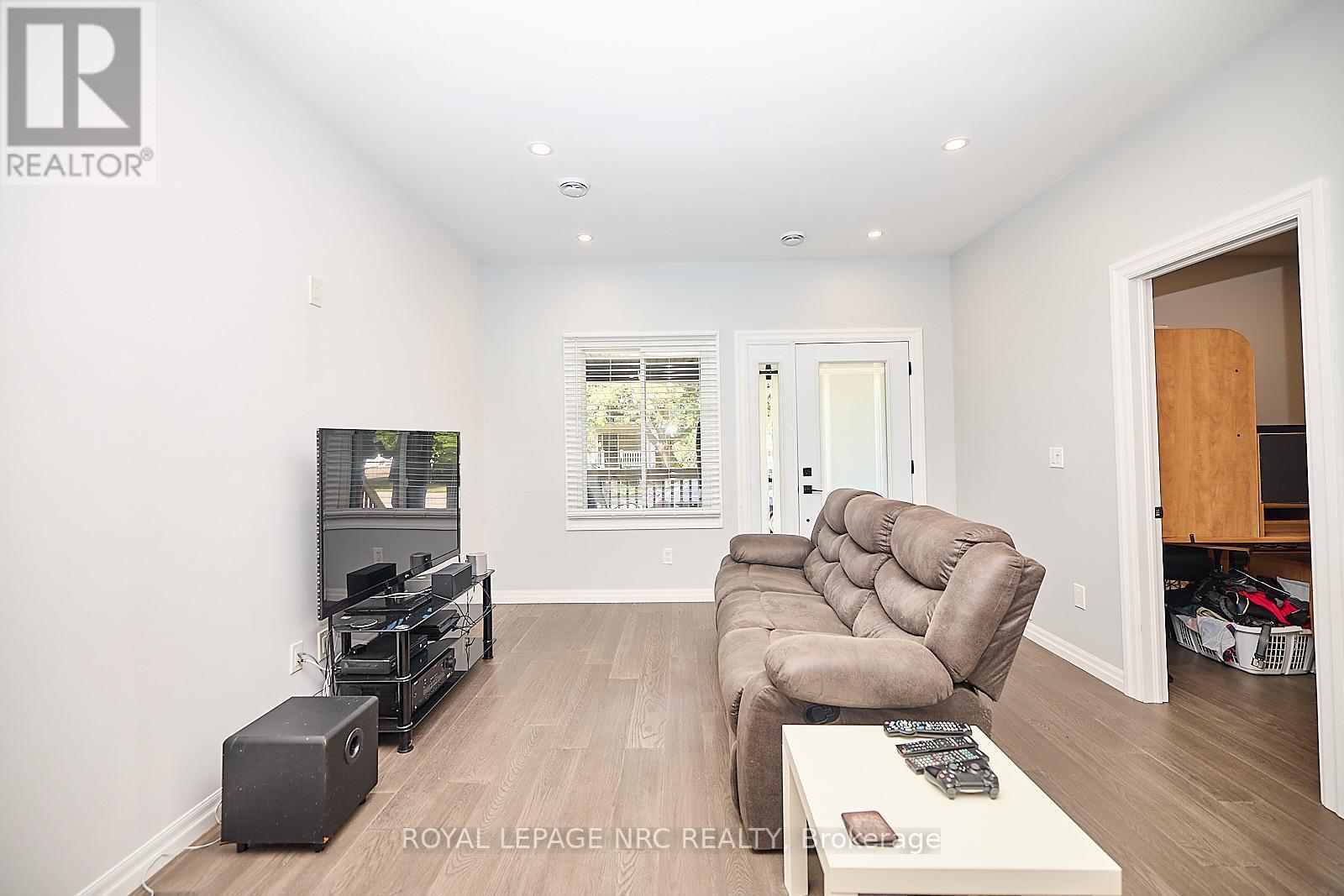 












2 FAIRBURN AVENUE

,
St. Catharines (Burleigh Hill),




Ontario
L2T1B2

