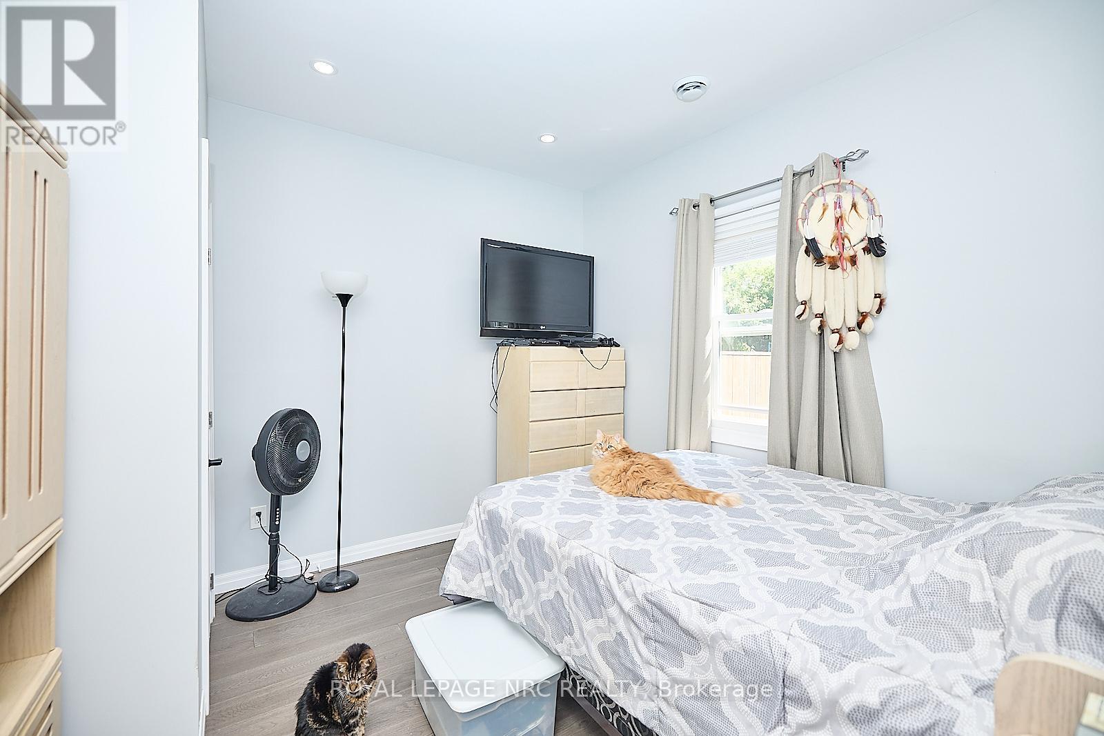 












2 FAIRBURN AVENUE

,
St. Catharines (Burleigh Hill),




Ontario
L2T1B2

