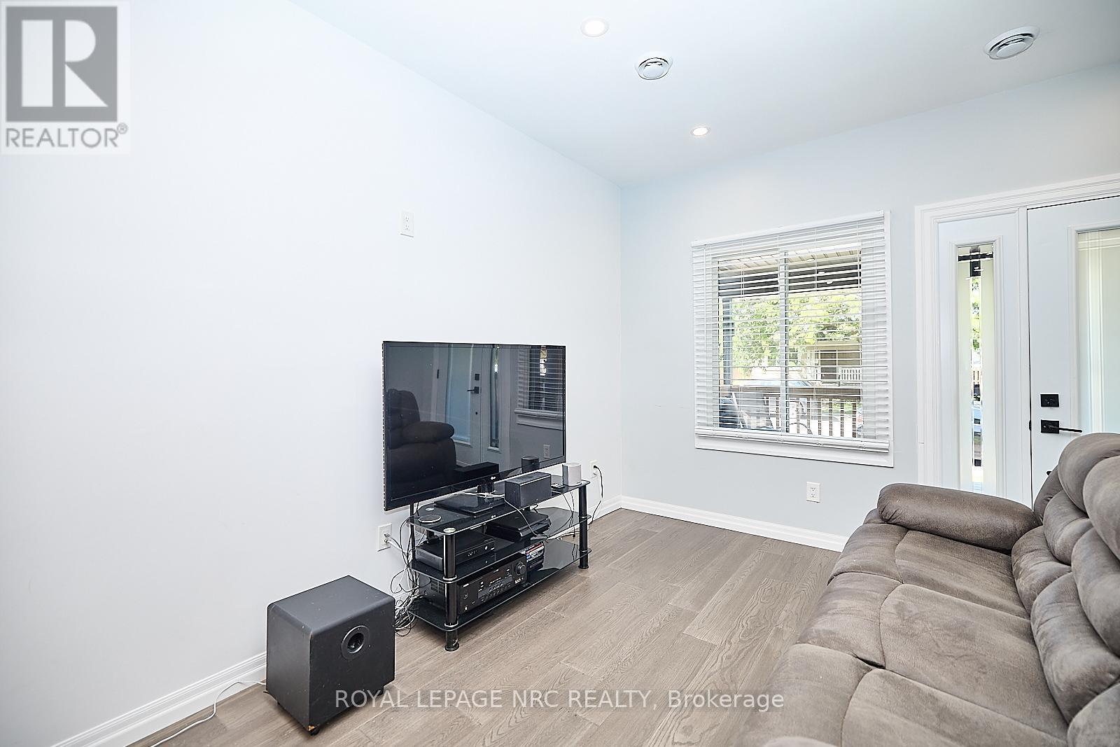 












2 FAIRBURN AVENUE

,
St. Catharines (Burleigh Hill),




Ontario
L2T1B2

